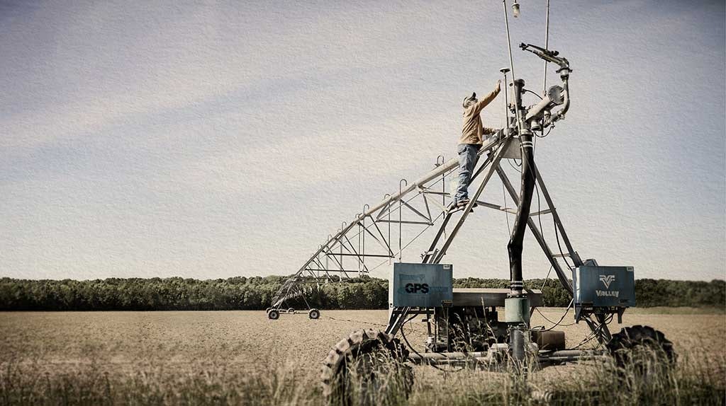 农场安全广告显示农民在灌溉系统上手机网赌软件